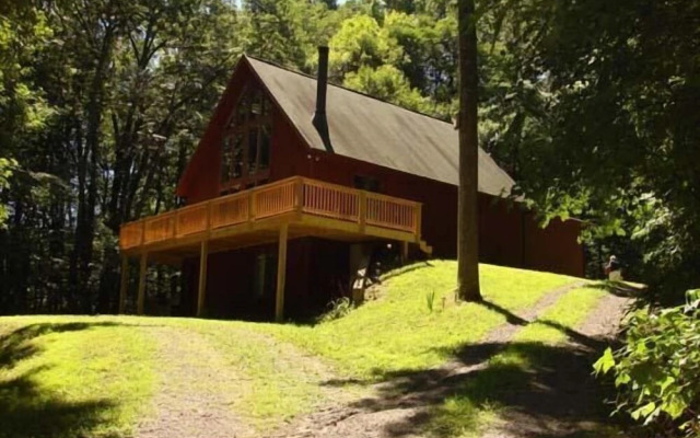 Sqyrls Nest - 3BR Retreat With a Hot Tub