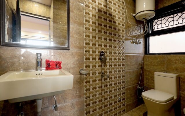 OYO Rooms 055 Mall Rd Tourism Lift