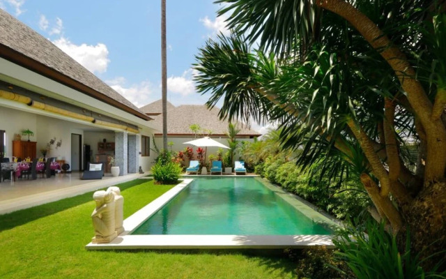 Luxury Private Villa, 4 BR, Canggu w/ Staff