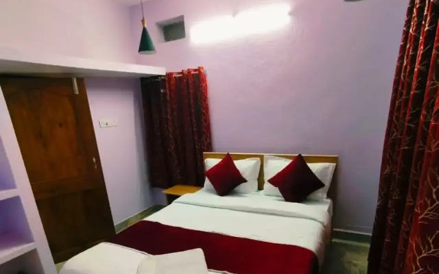 Goroomgo Rail View Guest House Puri