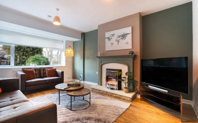 Large-2 Bed House-free Parking