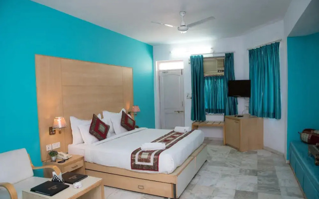 OYO 10323 Hotel Gorbandh