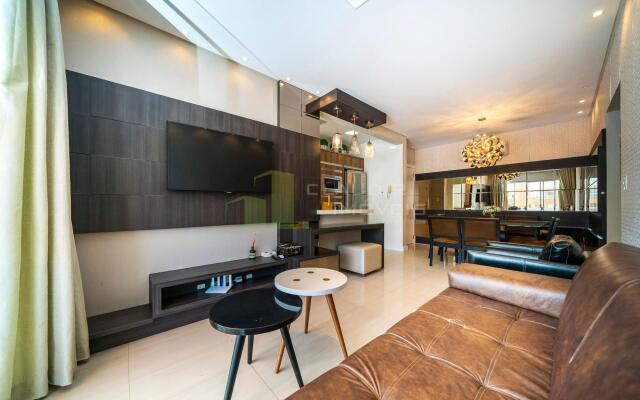 303M - Luxuoso apartamento poucos metros do mar em Bombas