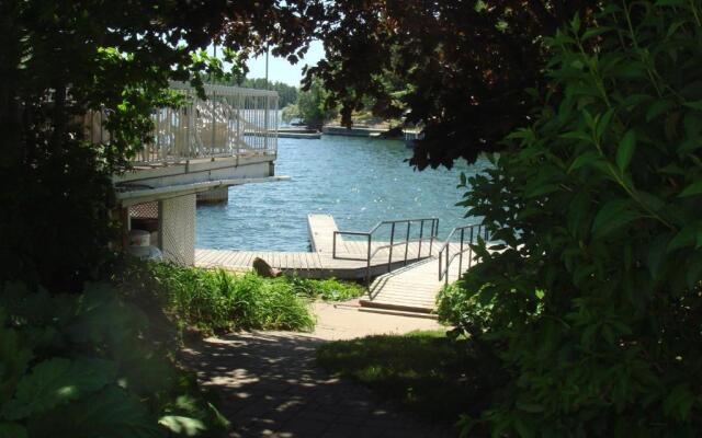 Boathouse Country Inn