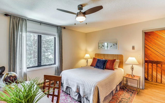 Walk to Town & Slopes: Riverfront Breckenridge Gem