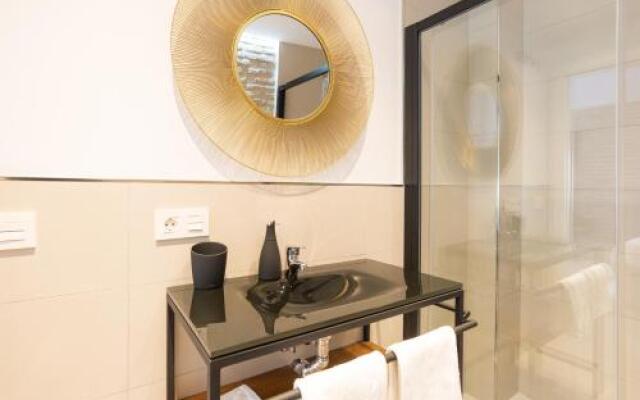 Te1A-El Teatro Brick Wall Suite Prime Location