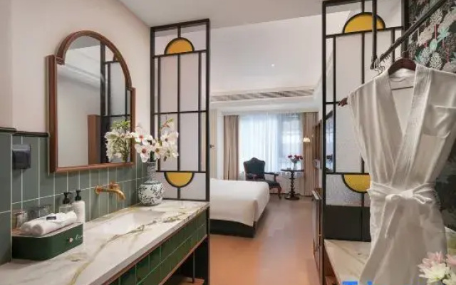 LIZA  HOTEL Republic-era Mansion