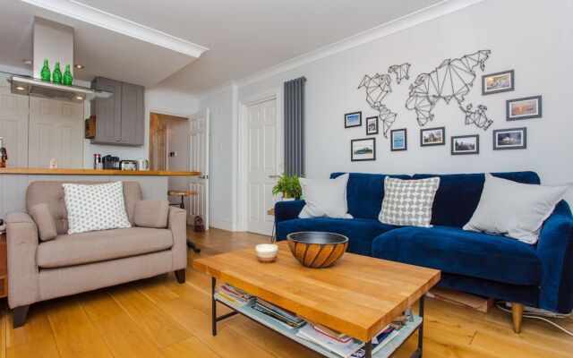 Modern 1 Bedroom Apartment With Balconies And Marina Views