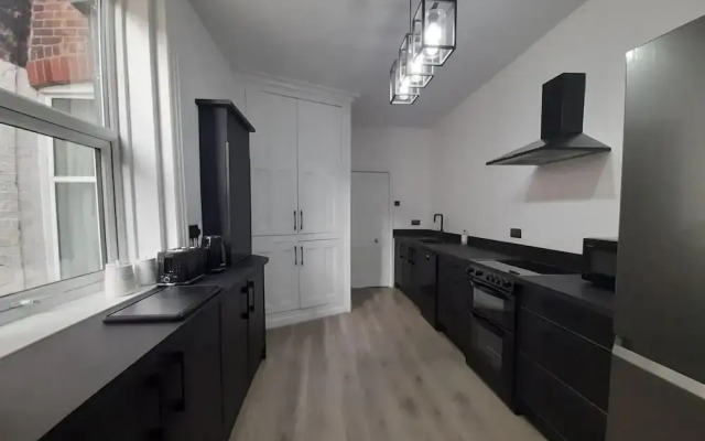 Spacious 5-bed House - Sleeps 10, Garden & Parking