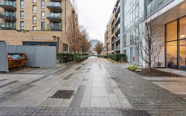 Modern 1 Bedroom Apartment Near Canary Wharf With Balcony