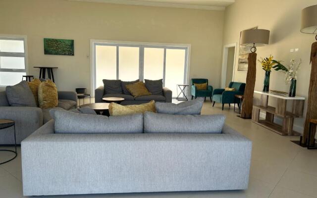 Seamist villa @Oceanpointe Lucea comfy 2BR w/pool gym & parking