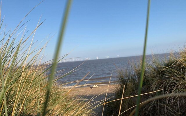 Beachside Home - Sleeps 5, Garden, Parking & Pets