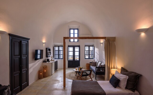 Firalia, Casa In Rock Suites