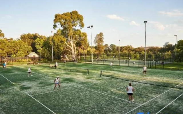 Fawkner Residence 1B2B condo Smart TV – People – Melbourne