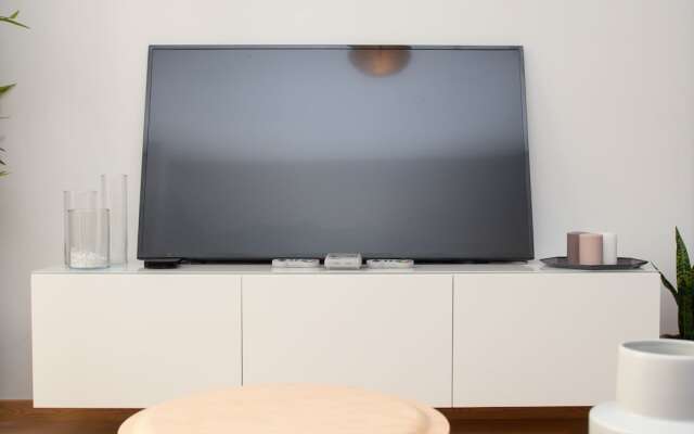 Deluxe Apartment Downtown with Pool and Parking