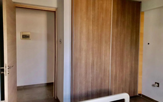 Renovated 2-bedroom flat with free parking, center