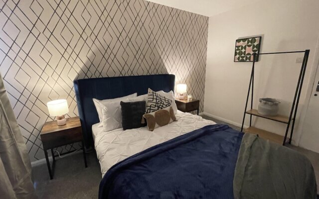 Convenient 3 bd House Salford 7 Guests