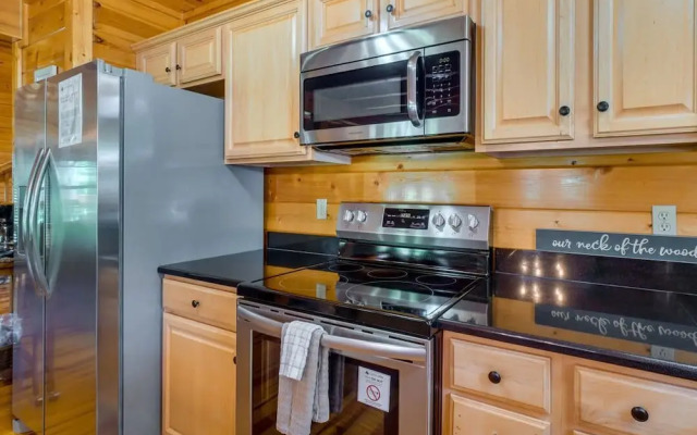 Gatlinburg Getaway - Private Theater Hot Tub