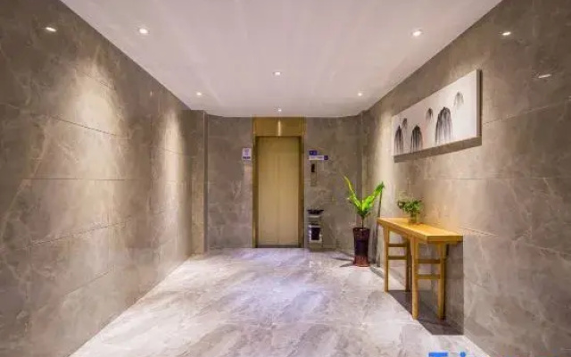 Unitour Hotel (Nanning Railway Station Thirty-Three Middle Subway Station)
