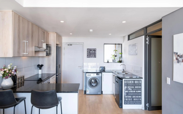 Modern Two Bedroom Unit, Mountain & Harbour Views