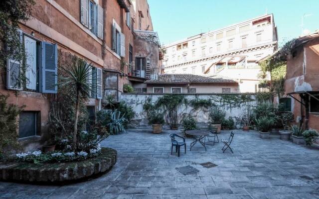 Ancient Trastevere Vespa Loft