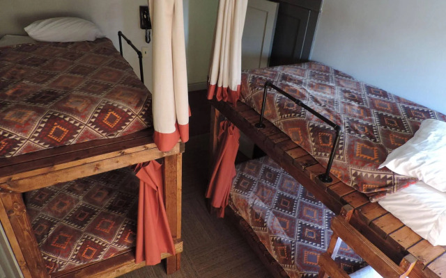 Gardner Hotel & Hostel