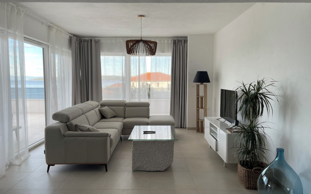 Exclusive Seafront Suites with hot tub