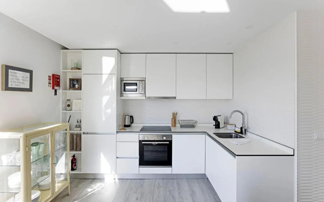 Stylish Flat W/ Gym & Parking by LovelyStay