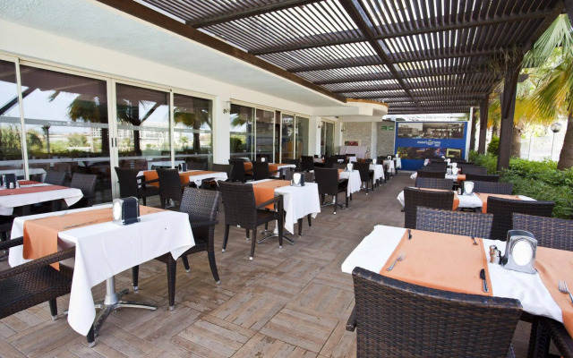 Adella Side Hotel