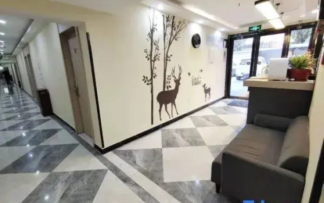 Yining Hotel (Shanghai Hongqiao Road Metro Station)