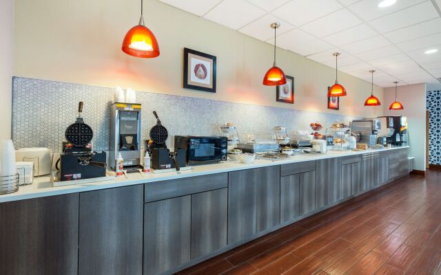 Gateway Hotel & Suites, an Ascend Collection Hotel