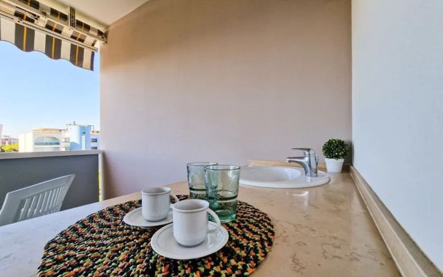 Luminous one Bedroom Flat With Side sea View