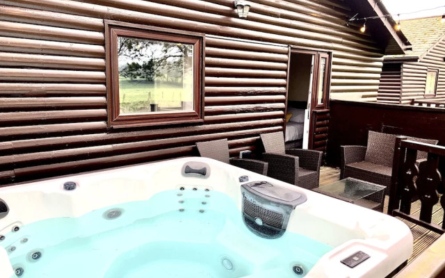 Keer Side Lodge, Luxury Lodge With Private hot tub at Pine Lake Resort