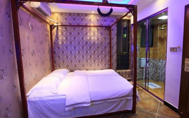 Fenghuang River Bank Hotel