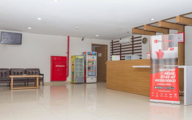 RedDoorz Plus @ Cibogo Bawah