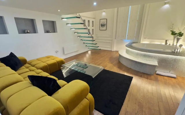 ANDRASSY 6 JACUZZI Suites