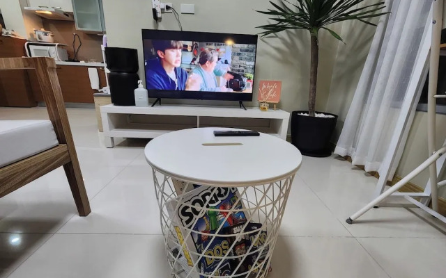 Cozy 1BR Condo in Mandaluyong City With City Skyline View