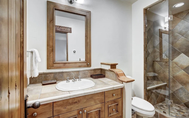 5BR Alpine Luxury Home with Private Hot Tub by RedAwning - Save 20% on 7+ Nights!
