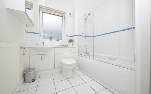 SLEEP 8  Morden 4bed TOWNHOUSE NEXT TO BRIGHTON STATION