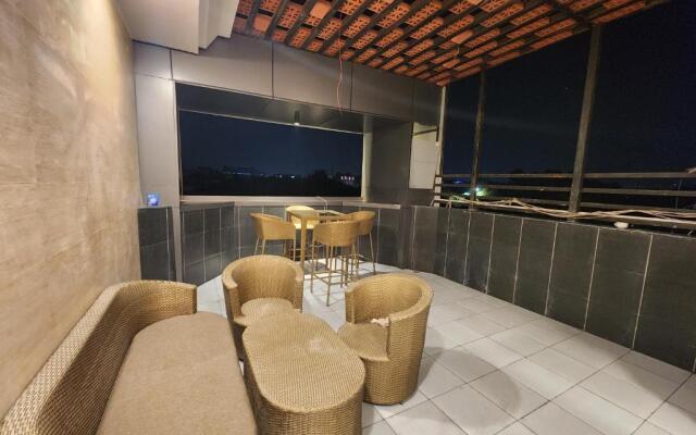 Square 9 Inn - Near Fortis & Huda City Centre