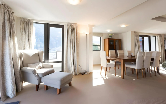 Modern Queenstown Apartment & Great Lake Views