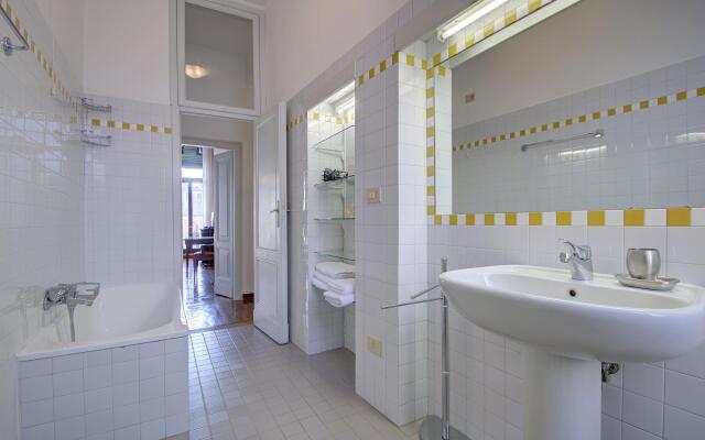 PANORAMIC 9 WINDOWS OVER GRANDCANAL, 3 bed, 2 bath