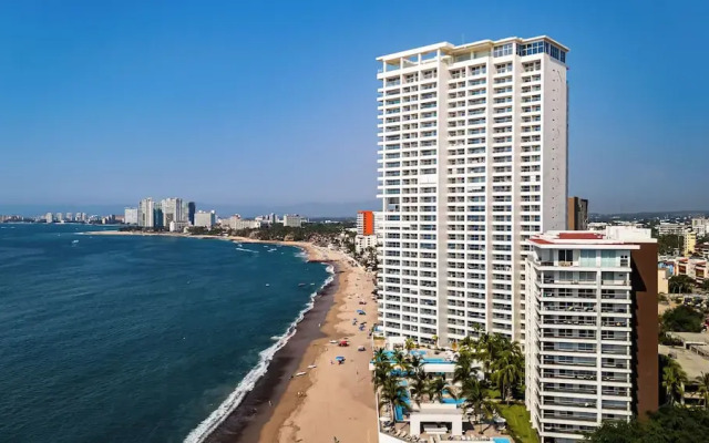 Oceanfront 1BR with Balcony & Pool