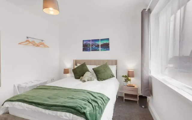 3 Bedroom House With Free Parking