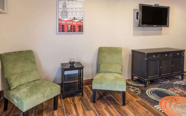 Super 8 by Wyndham Janesville