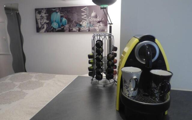 Studio Neuf avec courette privative