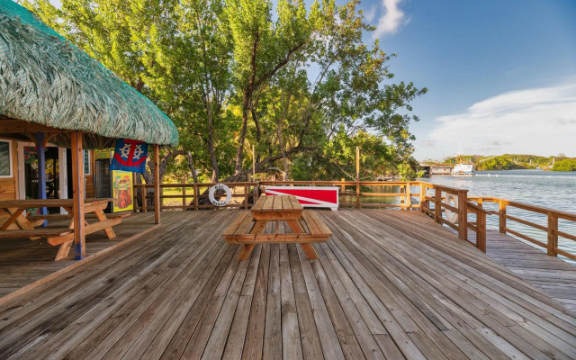 Hotel and Dive Center Roatan Yacht Club