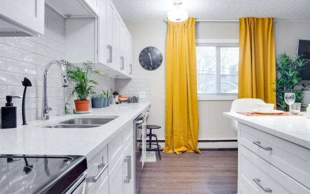Gorgeous 2Br Condo w Parking Patio Coffee