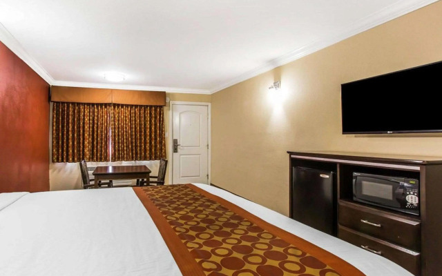 Rodeway Inn & Suites Corona