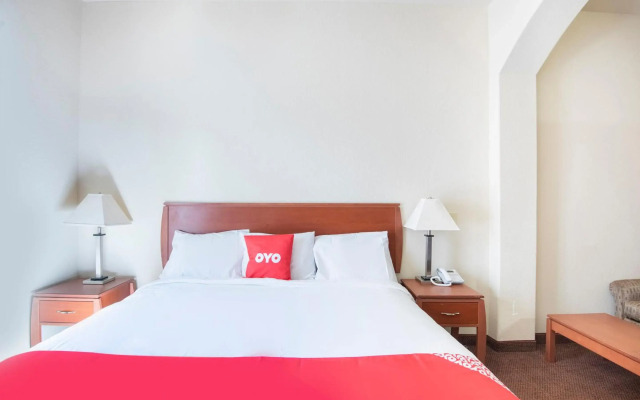 OYO Townhouse Clute Lake Jackson